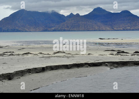 Liag Bay sur l'île de Eigg en vue de l'île de Rum, dans l'ouest de l'Écosse, Royaume-Uni Banque D'Images