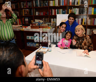 Cristina Saralegui examine et signe des exemplaires de son nouveau livre 'Rise Up & Shine ! : Mes secrets pour réussir dans la carrière, les relations et la vie" à Books & Books comprend : Cristina Saralegui Où : Coral Gables, Florida, United States Quand : 03 Nov 2014 Banque D'Images