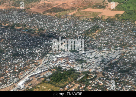 (150509) --DADAAB, le 9 mai 2015 (Xinhua) -- photos prises le 8 mai, 2015 La montre un donnent sur du camp de réfugiés de Dadaab, au Kenya. Dadaab, le plus grand camp de réfugiés au nord-est du Kenya, abrite actuellement quelque 350 000 personnes. Depuis plus de 20 ans, il a été la maison pour des générations de Somaliens qui ont fui leur pays ravagé par les conflits. (Xinhua/Sun Ruibo) (djj) Banque D'Images