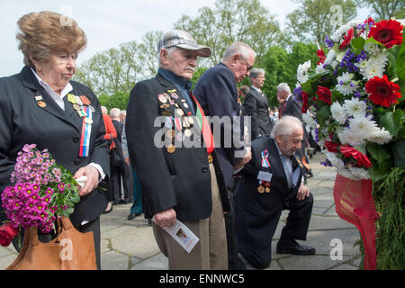 Treptow, Berlin. 9 mai, 2015. Anciens combattants russes commémorent la fin de la guerre au Mémorial soviétique à Treptow, Berlin, 9 mai 2015. La Deuxième Guerre mondiale a pris fin il y a 70 ans le 8 mai 1945. Photo : Maurizio Gambarini/dpa/Alamy Live News Banque D'Images