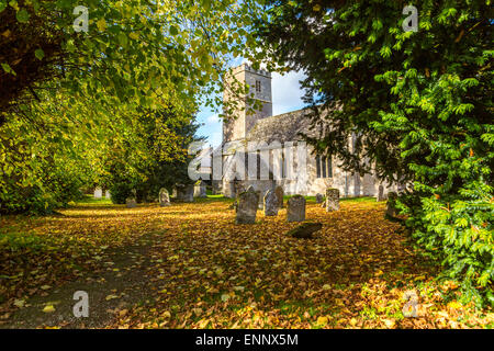 L'église paroissiale de Saint André avec le cimetière dans le village de Cotswold Coln Rogers, Gloucestershire, Angleterre, Banque D'Images