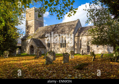 L'église paroissiale de Saint André avec le cimetière dans le village de Cotswold Coln Rogers, Gloucestershire, Angleterre, Banque D'Images