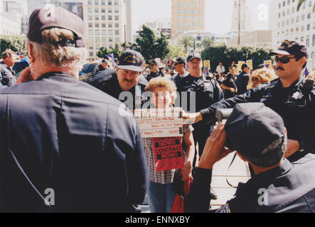 Une femme est réservé par San Francisco police au cours d'une démonstration par les travailleurs de l'hôtel sur les conditions de travail Photo James Boardman. Banque D'Images