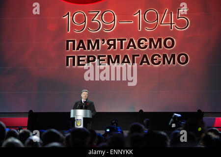 À l'occasion de la commémoration du 70e anniversaire de la victoire sur l'Allemagne nazie le 8. Mai 2015 Le président ukrainien Porochenko parle d'honneur invités, anciens combattants, les participants de la guerre au sud-est de l'Ukraine et les citoyens présents à la cérémonie, le 8 mai, 2015. Les marques de l'Ukraine le 08 mai la Journée du souvenir et de la réconciliation pour commémorer toutes les victimes de la Seconde Guerre mondiale. Photo : Jan A. Nicolas/DPA - AUCUN FIL SERVICE - Banque D'Images