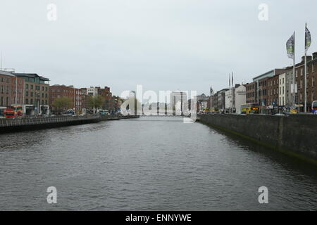 La rivière Liffey à Dublin en cas de mauvais temps. Droit du centre-ville de Dublin pendant une période de fortes précipitations Banque D'Images