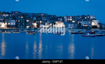 Le port de St Ives, Cornwall par nuit, une heure bleue tourné avec des bateaux dans l'eau et les jolis chalets de la zone Downalong. Banque D'Images