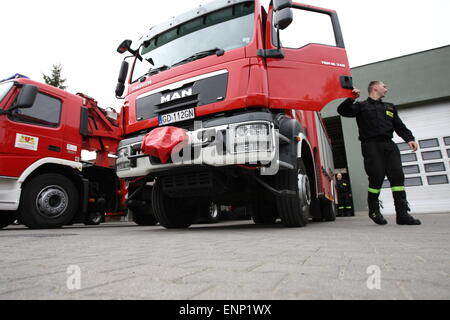 Gdansk, Pologne 9e, mai 2015 les pompiers polonais de Gdansk en Pologne en provenance du Népal. Les sauveteurs polonais ont pris part à l'action de secours après le tremblement de terre au Népal. Il y a eu 6 pompiers et de sauvetage chien de Gdansk. Banque D'Images