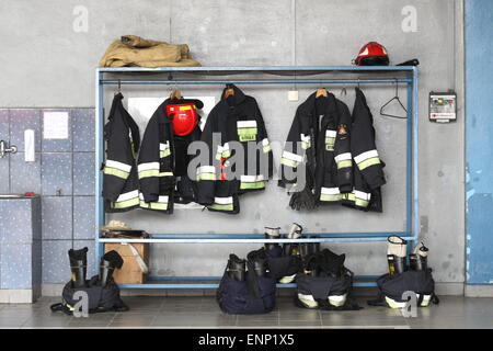 Gdansk, Pologne 9e, mai 2015 les pompiers polonais de Gdansk en Pologne en provenance du Népal. Les sauveteurs polonais ont pris part à l'action de secours après le tremblement de terre au Népal. Il y a eu 6 pompiers et de sauvetage chien de Gdansk. Les uniformes des pompiers et des casques pendent dans la base de pompiers à Gdansk Banque D'Images