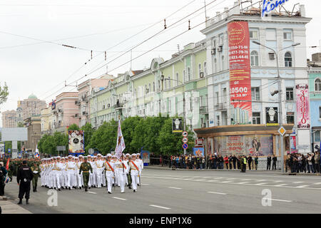 Donetsk, Ukraine. 09 mai, 2015. La revue de la victoire à Donetsk. Défilé militaire à l'occasion du 70e anniversaire de la grande victoire, 9 mai à Donetsk Crédit : Artem Povarov/Alamy Live News Banque D'Images