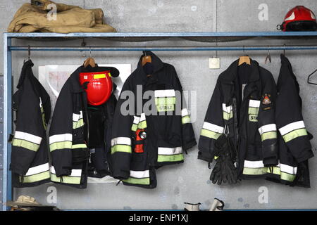 Gdansk, Pologne 9e, mai 2015 les pompiers polonais de Gdansk en Pologne en provenance du Népal. Les sauveteurs polonais ont pris part à l'action de secours après le tremblement de terre au Népal. Il y a eu 6 pompiers et de sauvetage chien de Gdansk. Les uniformes des pompiers et des casques pendent dans la base de pompiers à Gdansk Banque D'Images