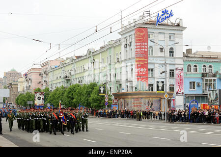 Donetsk, Ukraine. 09 mai, 2015. La revue de la victoire à Donetsk. Défilé militaire à l'occasion du 70e anniversaire de la grande victoire, 9 mai à Donetsk Crédit : Artem Povarov/Alamy Live News Banque D'Images