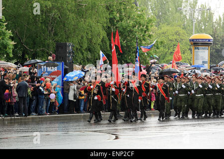 Donetsk, Ukraine. 09 mai, 2015. La revue de la victoire à Donetsk. Défilé militaire à l'occasion du 70e anniversaire de la grande victoire, 9 mai à Donetsk Crédit : Artem Povarov/Alamy Live News Banque D'Images