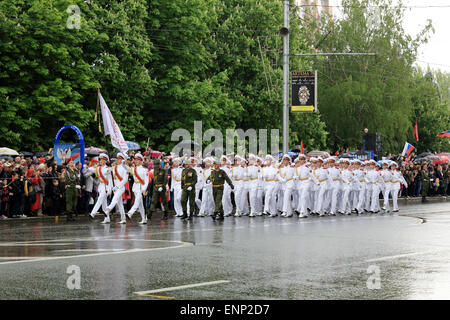 Donetsk, Ukraine. 09 mai, 2015. La revue de la victoire à Donetsk. Défilé militaire à l'occasion du 70e anniversaire de la grande victoire, 9 mai à Donetsk Crédit : Artem Povarov/Alamy Live News Banque D'Images