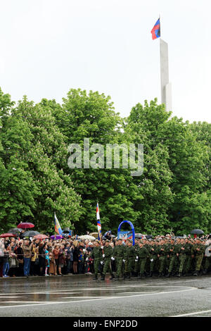 Donetsk, Ukraine. 09 mai, 2015. La revue de la victoire à Donetsk. Défilé militaire à l'occasion du 70e anniversaire de la grande victoire, 9 mai à Donetsk Crédit : Artem Povarov/Alamy Live News Banque D'Images