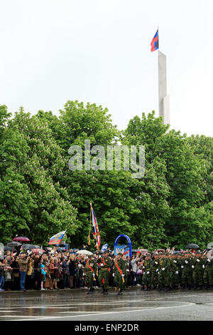 Donetsk, Ukraine. 09 mai, 2015. La revue de la victoire à Donetsk. Défilé militaire à l'occasion du 70e anniversaire de la grande victoire, 9 mai à Donetsk Crédit : Artem Povarov/Alamy Live News Banque D'Images