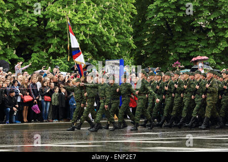 Donetsk, Ukraine. 09 mai, 2015. La revue de la victoire à Donetsk. Défilé militaire à l'occasion du 70e anniversaire de la grande victoire, 9 mai à Donetsk Crédit : Artem Povarov/Alamy Live News Banque D'Images