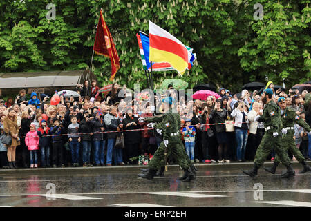 Donetsk, Ukraine. 09 mai, 2015. La revue de la victoire à Donetsk. Défilé militaire à l'occasion du 70e anniversaire de la grande victoire, 9 mai à Donetsk Crédit : Artem Povarov/Alamy Live News Banque D'Images