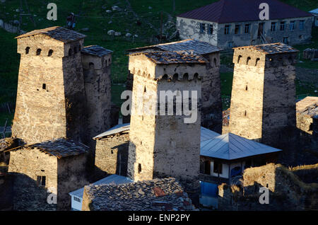 Tours en pierre des montagnes de l'Ushguli village de Upper Svaneti - UNESCO World Heritage Site, Géorgie, Caucase, Asie centrale Banque D'Images