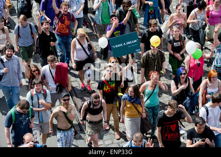 Prague, République tchèque. 8 mai, 2015. Quelque 5000 jeunes surtout ont pris part à la Million Marijuana March 2015 pour la légalisation du cannabis poussant dans le centre de Prague, en République tchèque, le 8 mai 2015. Photo : CTK Vit Simanek/Photo/Alamy Live News Banque D'Images