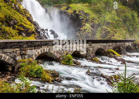 La célèbre Laatefossen à Odda, l'une des plus grandes chutes d'eau en Norvège Banque D'Images