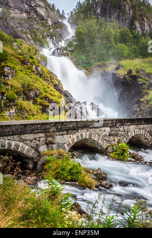 La célèbre Laatefossen à Odda, l'une des plus grandes chutes d'eau en Norvège Banque D'Images