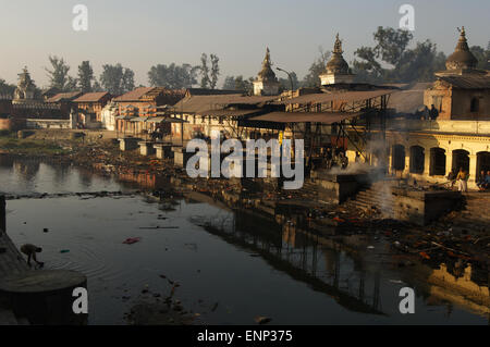 Temple de Pashupatinath complexe sur la rivière Bagmati sacrée hindoue est où ont lieu à Katmandu crémations. Banque D'Images