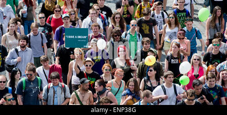 Prague, République tchèque. 8 mai, 2015. Quelque 5000 jeunes surtout ont pris part à la Million Marijuana March 2015 pour la légalisation du cannabis poussant dans le centre de Prague, en République tchèque, le 8 mai 2015. Photo : CTK Vit Simanek/Photo/Alamy Live News Banque D'Images