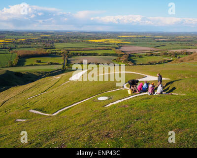 Remplacement de la craie sur le Cheval Blanc Uffington, Oxfordshire Banque D'Images