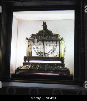 Cette photo a été prise à l'intérieur de la basilique catholique romaine à Rome, connu sous le nom de Saint-Pierre dans les chaînes (San Pietro in Vincoli). C'est ici que la statue de Moïse de Michel-Ange est dans le cadre du pape Jules II's Tomb. Il a été construit sur des fondations plus anciennes datant de l'an 400s pour loger les chaînes (voir ici) qui ont été utilisés sur l'Apôtre Pierre quand il a été emprisonné à Jérusalem.Ils sont conservés ici dans une châsse sous l'autel principal de la basilique. Banque D'Images