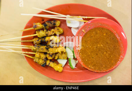 Poulet Satay asiatique délicieux grillés avec sauce aux arachides épicée Banque D'Images