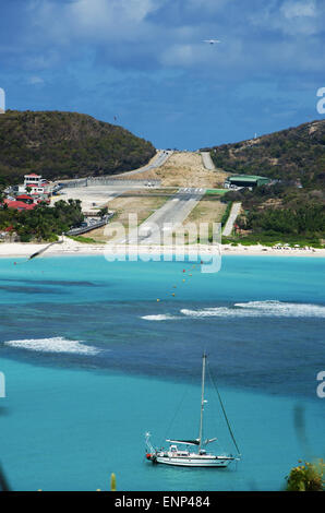Saint-Barthélemy : avion au décollage sur la piste de l'aéroport GUSTAF III, connu comme le troisième aéroport le plus dangereux au monde, vu de la plage Saint-jean Banque D'Images