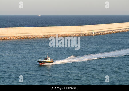 Bateau pilote et de la jetée dans un port Méditerranéen Banque D'Images