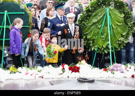 Erevan, Arménie. 9 mai, 2015. Jeter les résidents au cours de l'événement commémoratif bouquets marquant le 70e anniversaire de la victoire dans la Grande guerre patriotique, à Erevan, Arménie, le 9 mai 2015. Credit : Wei Dafang/Xinhua/Alamy Live News Banque D'Images