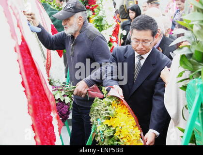 Erevan, Arménie. 9 mai, 2015. L'ambassadeur chinois en Arménie Tian Erlong présente une couronne durant la manifestation commémorative marquant le 70e anniversaire de la victoire dans la Grande guerre patriotique, à Erevan, Arménie, le 9 mai 2015. Credit : Wei Dafang/Xinhua/Alamy Live News Banque D'Images