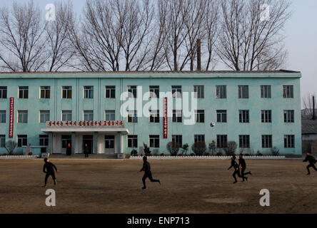 Les garçons jouent au football Kangan école primaire dans le district de Sonkyo, Pyongyang copyright : Jeremy Horner 2004 Corée du Nord 2e et 3r Banque D'Images