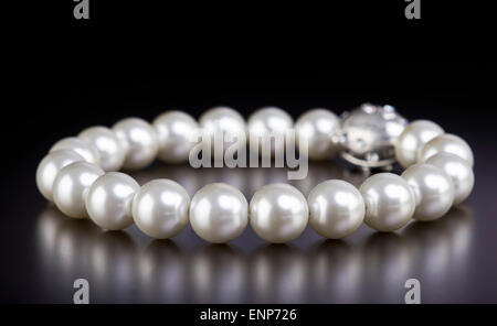 Collier de perles blanches sur fond noir Banque D'Images