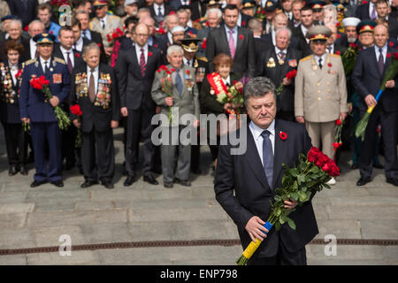 Kiev, Ukraine. 09 mai, 2015. Le Président ukrainien Porochenko assiste aux célébrations du Jour de la Victoire devant la tombe du Soldat inconnu à Kiev, Ukraine, 09 mai 2015. Les personnes de pays de l'ex-URSS a célébré le 70e anniversaire de la victoire sur l'Allemagne nazie pendant la Seconde Guerre mondiale. Photo : Jan A. Nicolas/DPA - PAS DE FIL - SERVICE/dpa/Alamy Live News Banque D'Images