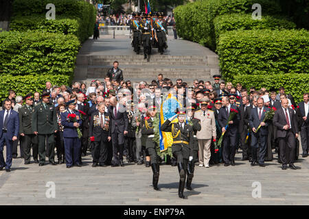 Kiev, Ukraine. 09 mai, 2015. Le Président ukrainien Porochenko assiste aux célébrations du Jour de la Victoire devant la tombe du Soldat inconnu à Kiev, Ukraine, 09 mai 2015. Les personnes de pays de l'ex-URSS a célébré le 70e anniversaire de la victoire sur l'Allemagne nazie pendant la Seconde Guerre mondiale. Photo : Jan A. Nicolas/DPA - PAS DE FIL - SERVICE/dpa/Alamy Live News Banque D'Images