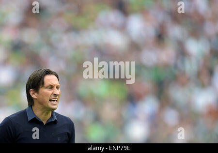 Moenchengladbach, Allemagne. 09 mai, 2015. L'entraîneur de Leverkusen Roger Schmidt indique à ses joueurs au cours de la Bundesliga match de foot entre Borussia Moenchengladbach et Bayer Leverkusen au Borussia-Park Mönchengladbach, Allemagne, en 09 mai 2015. PHOTO : FEDERICO GAMBARINI/dpa (EMBARGO SUR LES CONDITIONS - ATTENTION - En raison de la lignes directrices d'accréditation, le LDF n'autorise la publication et l'utilisation de jusqu'à 15 photos par correspondance sur internet et dans les médias en ligne pendant le match) Credit : dpa/Alamy Live News Banque D'Images