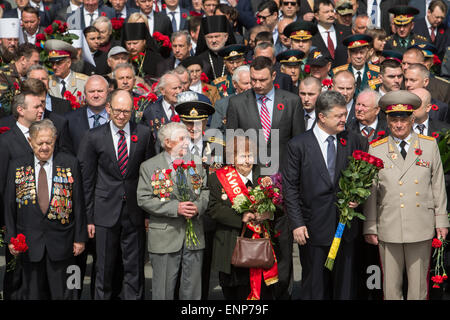 Kiev, Ukraine. 09 mai, 2015. Le Président ukrainien Porochenko (2e R), maire de Kiev, Vitali Klitschko ( ?-arrière) avec des vétérans de la seconde guerre mondiale et les responsables ukrainiens assister à la célébration du Jour de la Victoire devant la tombe du Soldat inconnu à Kiev, Ukraine, 09 mai 2015. Les personnes de pays de l'ex-URSS a célébré le 70e anniversaire de la victoire sur l'Allemagne nazie pendant la Seconde Guerre mondiale. Photo : Jan A. Nicolas/DPA - PAS DE FIL - SERVICE/dpa/Alamy Live News Banque D'Images