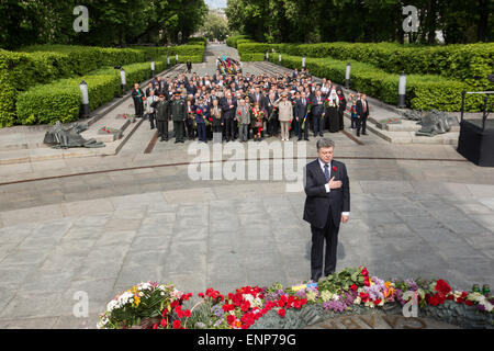 Kiev, Ukraine. 09 mai, 2015. Le Président ukrainien Porochenko assiste aux célébrations du Jour de la Victoire devant la tombe du Soldat inconnu à Kiev, Ukraine, 09 mai 2015. Les personnes de pays de l'ex-URSS a célébré le 70e anniversaire de la victoire sur l'Allemagne nazie pendant la Seconde Guerre mondiale. Photo : Jan A. Nicolas/DPA - PAS DE FIL - SERVICE/dpa/Alamy Live News Banque D'Images