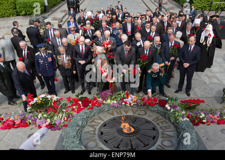 Kiev, Ukraine. 09 mai, 2015. Le maire de Kiev, Vitali Klitschko ( ?) avec des vétérans de la seconde guerre mondiale et les responsables ukrainiens assister à la célébration du Jour de la Victoire devant la tombe du Soldat inconnu à Kiev, Ukraine, 09 mai 2015. Les personnes de pays de l'ex-URSS a célébré le 70e anniversaire de la victoire sur l'Allemagne nazie pendant la Seconde Guerre mondiale. Photo : Jan A. Nicolas/DPA - PAS DE FIL - SERVICE/dpa/Alamy Live News Banque D'Images