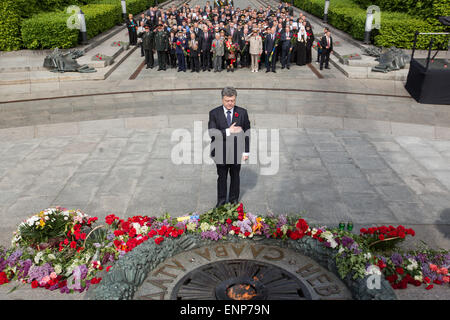 Kiev, Ukraine. 09 mai, 2015. Le Président ukrainien Porochenko assiste aux célébrations du Jour de la Victoire devant la tombe du Soldat inconnu à Kiev, Ukraine, 09 mai 2015. Les personnes de pays de l'ex-URSS a célébré le 70e anniversaire de la victoire sur l'Allemagne nazie pendant la Seconde Guerre mondiale. Photo : Jan A. Nicolas/DPA - PAS DE FIL - SERVICE/dpa/Alamy Live News Banque D'Images