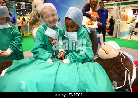 Londres, Royaume-Uni. 9e mai 2015. Tasso et Aymen de Londres trouver des bonbons lors d'une intervention sur un patient à l'Medivet stand à la London Pet Show 2015 à l'Excel, Londres, Angleterre Crédit : Paul Brown/Alamy Live News Banque D'Images