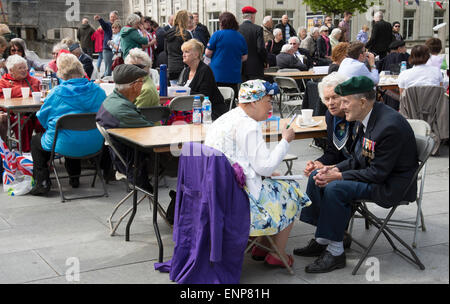 Le jour de la victoire en 70e anniversaire parti à la Guildhall Square Southampton UK 09 Mai 2015 Un commando de la Royal Navy veteran profiter de la fête avec des amis Banque D'Images