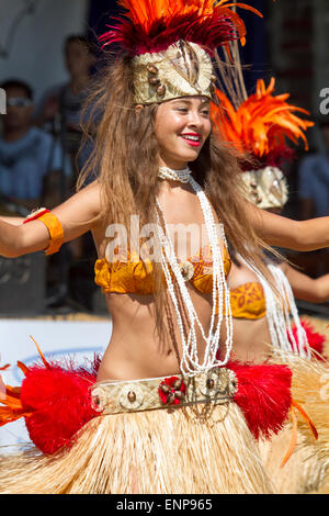 Danseuse de Hula hawaïenne dans un costume traditionnel Banque D'Images