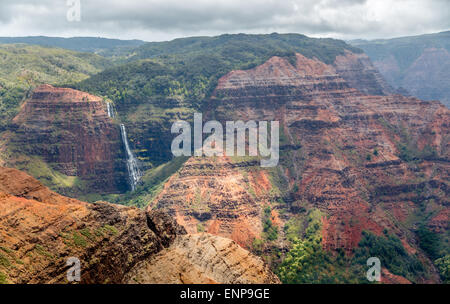 Waipoo Falls gouttes 800 pieds au fond de Waimea Canyon sur Kauai, Hawaii. Banque D'Images