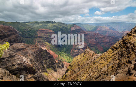 Waipoo Falls gouttes 800 pieds au fond de Waimea Canyon sur Kauai, Hawaii Banque D'Images