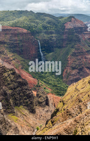 Waipoo Falls gouttes 800 pieds au fond de Waimea Canyon sur Kauai, Hawaii Banque D'Images