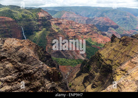 Waipoo Falls gouttes 800 pieds au fond de Waimea Canyon sur Kauai, Hawaii Banque D'Images